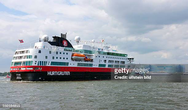 Ein Bootscorso und Wasserfontaenen begruessen das Hochseekreuzfahrtschiff " MS Fram " im Stralsunder Hafen. Das norwegische Schiff der...
