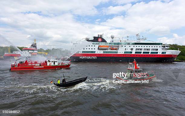 Ein Bootscorso und Wasserfontaenen begruessen das Hochseekreuzfahrtschiff " MS Fram " im Stralsunder Hafen. Das norwegische Schiff der...