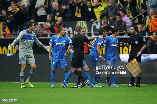 Fussball, Saison 2012-2013, 1. Bundesliga, 34. Spieltag, Borussia Dortmund - 1899 Hoffenheim, Hoffenheims Spieler reklamieren beim Assistenten,...