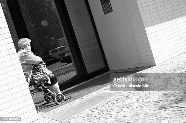 Seniorin in Schwedter Strasse in Berlin-Prenzlauer Berg