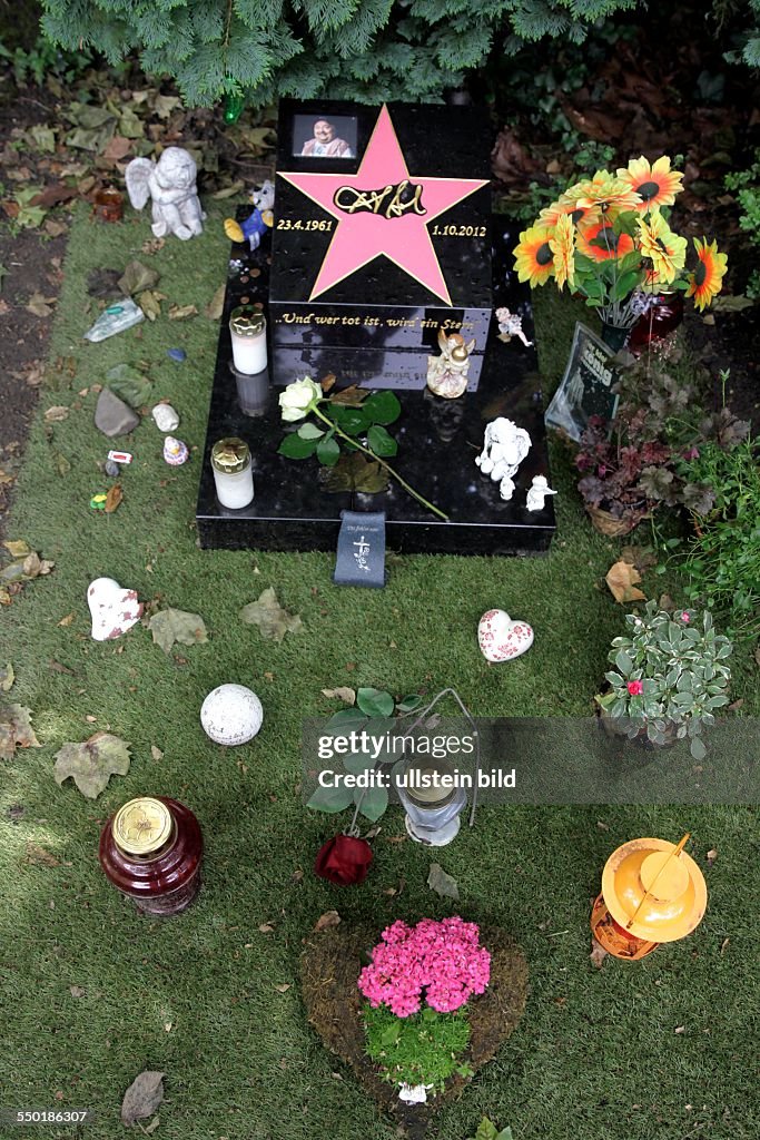 Grabstätte des deutschen Schauspielers Dirk Bach auf dem Melatenfriedhof Köln