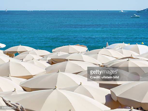 Viele Sonnenschirme am Strand, Symbolfoto für Urlaub, Massentourismus, Sonnenbrand