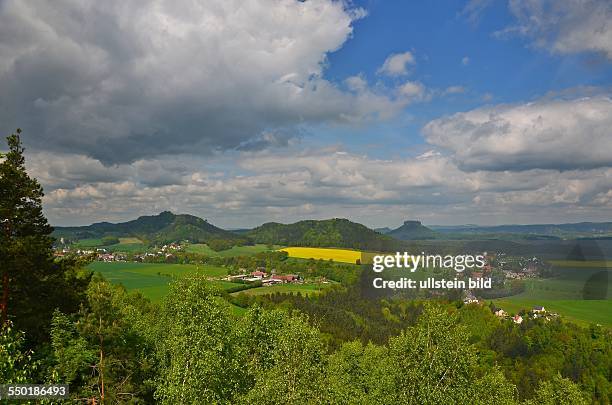 Saechsische Schweiz, Blick vom Kohlbornstein auf Papstdorf und Kleinhennersdorf, im Hintergrund v.l.n.r. Papststein, Kleinhennersdorfer Stein und...