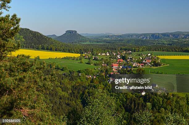 Saechsische Schweiz, Blick vom Kohlbornstein auf Kleinhennersdorf und zum Lilienstein im Fruehling