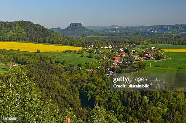 Saechsische Schweiz, Blick vom Kohlbornstein auf Kleinhennersdorf und zum Lilienstein im Fruehling