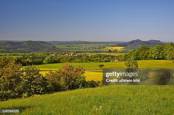 Saechsische Schweiz, Blick von der Hochbuschkuppe ueber bluehende Rapsfelder auf Lichtenhain und Papstdorf