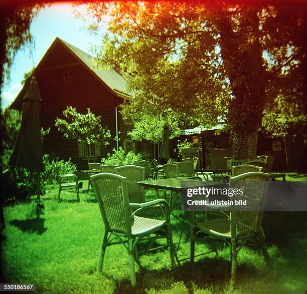 Lomografie - Leerer Tisch im Biergarten in der Kolonie Aleksandrovka in Potsdam