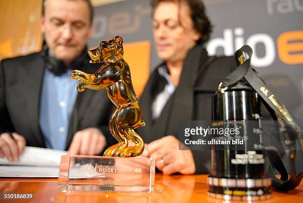 Moderator Knut Elstermann und Regisseur Kim Mordaunt mit dem Gläsernen Bären und der Auszeichnung als bester Erstlingsfilm für seinen Film The Rocket...