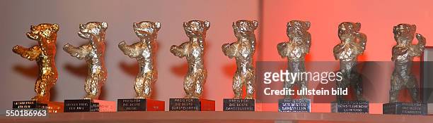 Der Goldene und die Silbernen Bären in Reih und Glied anlässlich der Preisverleihung auf den 54. Internationalen Filmfestspiele in Berlin