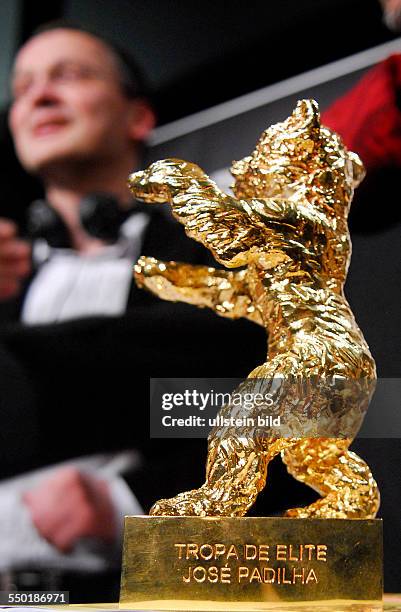 Der Goldene Bär für den Besten Film -Tropa De Elite- von Regisseur jose Padilha anlässlich des RadioEins Nighttalk am Rande der 58. Berlinale in...