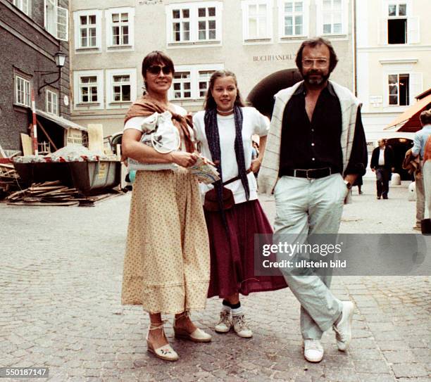 Loni von Friedl mit Tochter Tanja und Jürgen Schmidt, Salzburg 1981