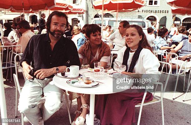 Loni von Friedl mit Tochter Tanja und Jürgen Schmidt, Salzburg 1981