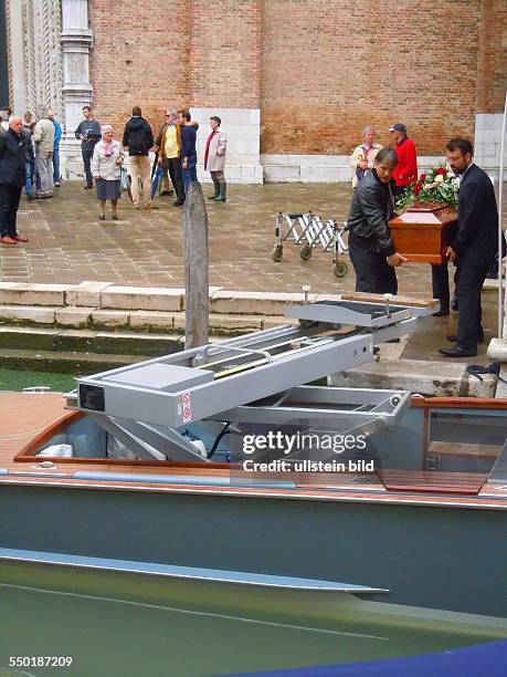 Aus der Kirche Santa Maria Gloriosa dei Frari wird ein Sarg zum Transportboot geleitet, aufgenommen in Venedig am 17. Mai 2013.