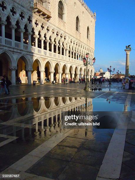 Nach einem Dauerregen mit anschließendem Hochwasser spiegelt sich die Fassade des Dogenpalastes im Wasser. Aufgenommen in Venedig am 17. Mai 2013.