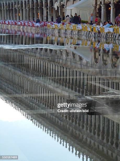 Nach andauernden Regenfällen steht der Markusplatz unter Wasser, aufgenommen in Venedig am 17. Mai 2013.