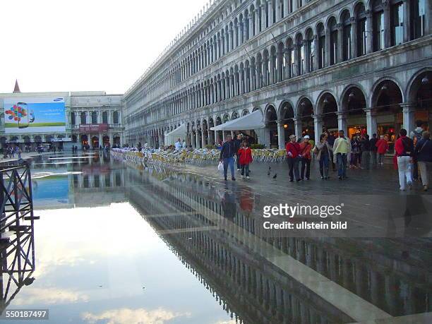 Nach andauernden Regenfällen steht der Markusplatz unter Wasser, aufgenommen in Venedig am 17. Mai 2013.