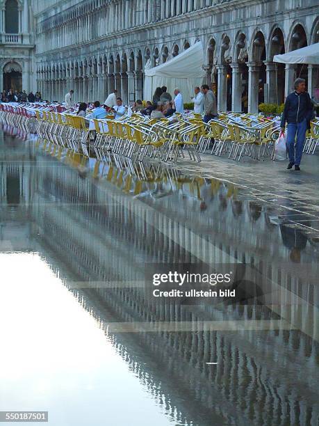 Nach andauernden Regenfällen steht der Markusplatz unter Wasser, aufgenommen in Venedig am 17. Mai 2013.