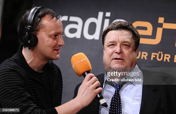 Moderator Knut Elstermann und Schauspieler John Goodman anlässlich des RadioEins Nighttalk am Rande der 59. Berlinale in Berlin