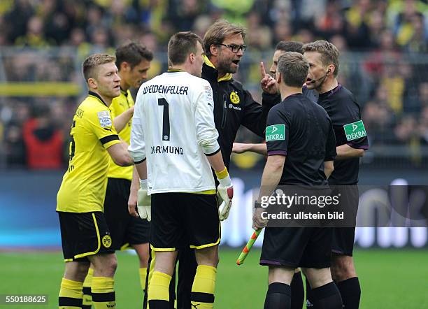 Fussball, Saison 2012-2013, 1. Bundesliga, 34. Spieltag, Borussia Dortmund - 1899 Hoffenheim 1-2, Trainer Jürgen Klopp , mi., protestiert nach dem...