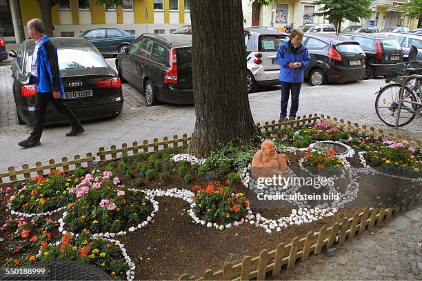 Berlin/Prenzlauer-Berg_Pankow: Liebevoll angelegte Mini-Strassengaerten im Prenzlauer Berg, wie hier in der Rykestrasse vor einem Vietnamesischen...