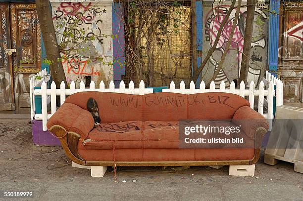 Altes Sofa vor einem besetzten Haus in der Kastanienallee in Berlin-Prenzlauer Berg