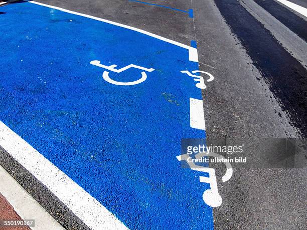 Parkplatz für Rollstuhlfahrer. Behindertenparkplatz in einer Stadt.