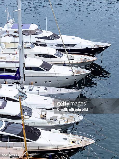 Jachthafen mit Segeljachten, Symbolfoto für Wassersport, Luxus, Urlaub