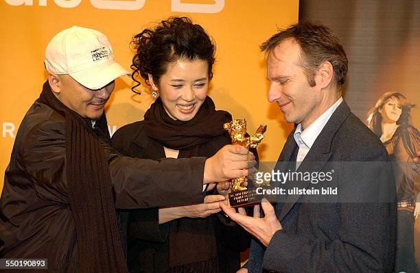 L.n.r.: Regisseur Wang Quan An, Schauspielerin Nan Yu und Kameramann Lutz Reitemeier mit dem Goldenen Bären für den Film -Tuyas Ehe- während des...
