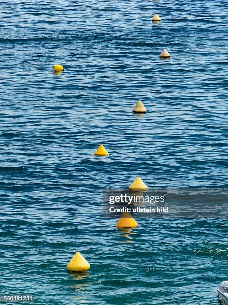 Gelbe Bojen schwimmen als Begrenzung im Meer