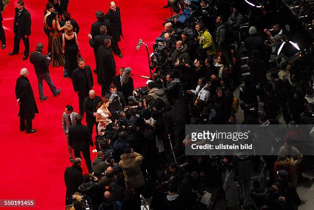 Schauspieler Jennifer Lopez gibt Interviews während der Präsentation des Films -Bordertown- anlässlich der 57. Internationalen Filmfestspiele in Berin