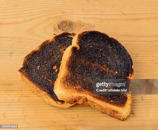 Toastbrot wurde beim toasten verbrannt. Verbrannt Toastscheiben beim Fr�ühstück.