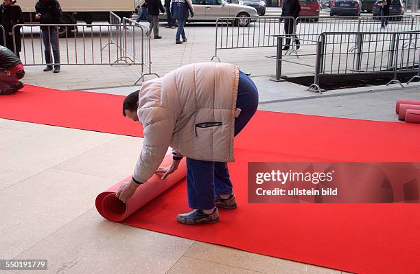 Ausrollen des roten Teppichs vor dem Theater am Potsdamer Platz in Berlin