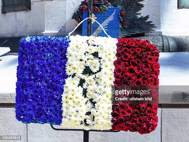 Die französische National Fahne aus Blüten gemacht