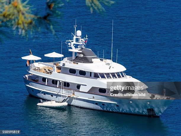 Motoryacht auf dem Meer, Symbolfoto für Luxus, Freizeit, Urlaub