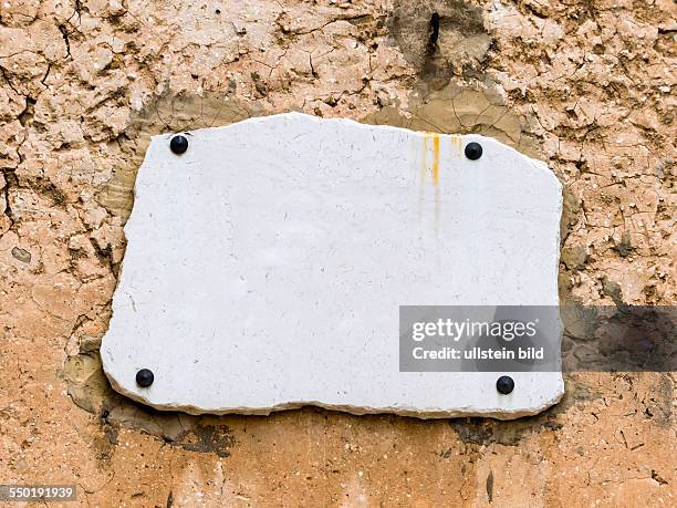 Eine Steintafel an einer Hausmauer in Frankreich mit Textfreiraum Hintergrund für Text, Textmontage, Illustration