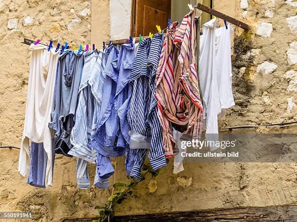 Wäsche auf der Leine vor einem Fenster