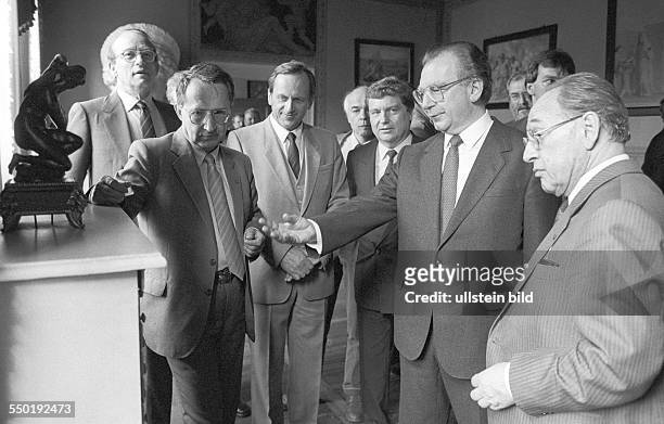 Minister-president of Baden-Wuerttemberg Lothar Spaeth on a visit to the GDR, from left: Werner Schmidt, director of the Schiller house, Weimar Mayor...