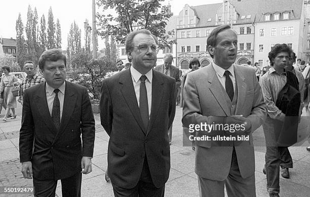 Minister-president of Baden-Wuerttemberg Lothar Spaeth on a visit to the GDR, Späth und StaatssekretärMatthias Kleinert with Gerhard Baumgärtel ,...