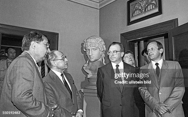 Minister-president of Baden-Wuerttemberg Lothar Spaeth on a visit to the GDR, from left: Werner Schmidt, director of the Schiller house, Klaus Gysi ,...