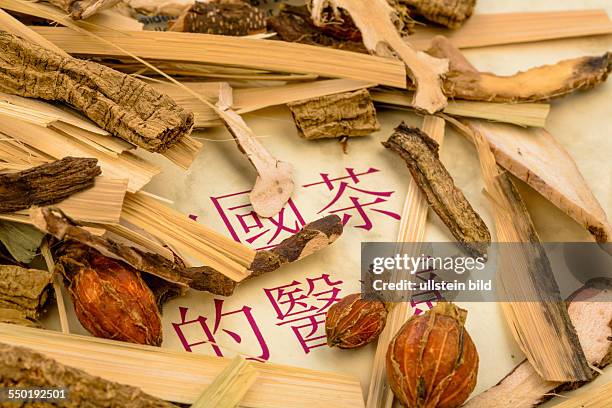 Zutaten für einen Tee in der traditionellen chinesischen Medizin. Heilung von Krankheiten durch alternative Methoden.