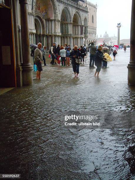 Nach längeren Regenfällen stehen weite Teile des Markusplatzes unter Wasser, aufgenommen in Venedig am 16. Mai 2013.