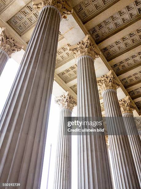 Säulen am Parlament in Wien, Symbolfoto für Baukunst, Stabilität, Geschichte