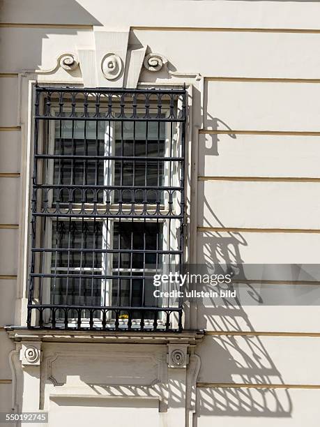 Gitter vor einem Fenster, Symbolfoto für Justiz, Gefangenschaft, Unfreiheit