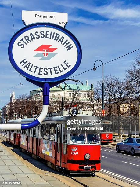 Die Straßenbahn in Wien, Österreich. Strassenbahn Haltestelle, Öffentlicher Nahverkehr