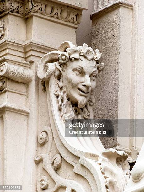 Skulpturen an der Fassade eines Altbaus in Wien
