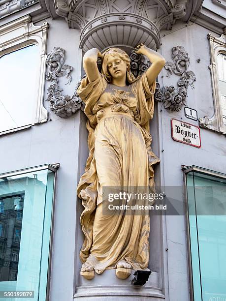 Skulptur an einer Stadtvilla, Symbolfoto für Baukunst, Altbauten, Statik