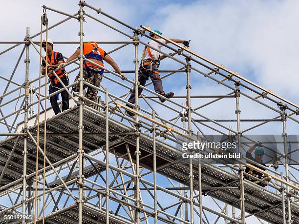 Bauarbeiter auf einem Gerüst, Symbolfoto für Bauen, Bauboom, Arbeitsschutz