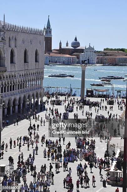 Blick vom Uhrenturm am Markusplatz auf die Piazzetta, aufgenommen in Venedig am 14. Mai 2013.