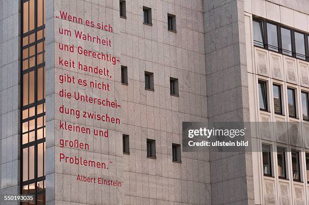 Ein Ausspruch von Albert Einstein an der Fassade eines Hauses an der Jerusalemer Straße nahe der U-Bahnstation Hausvogteiplatz in Berlin-Mitte.