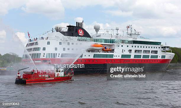 Ein Bootscorso und Wasserfontaenen begruessen das Hochseekreuzfahrtschiff " MS Fram " im Stralsunder Hafen. Das norwegische Schiff der...